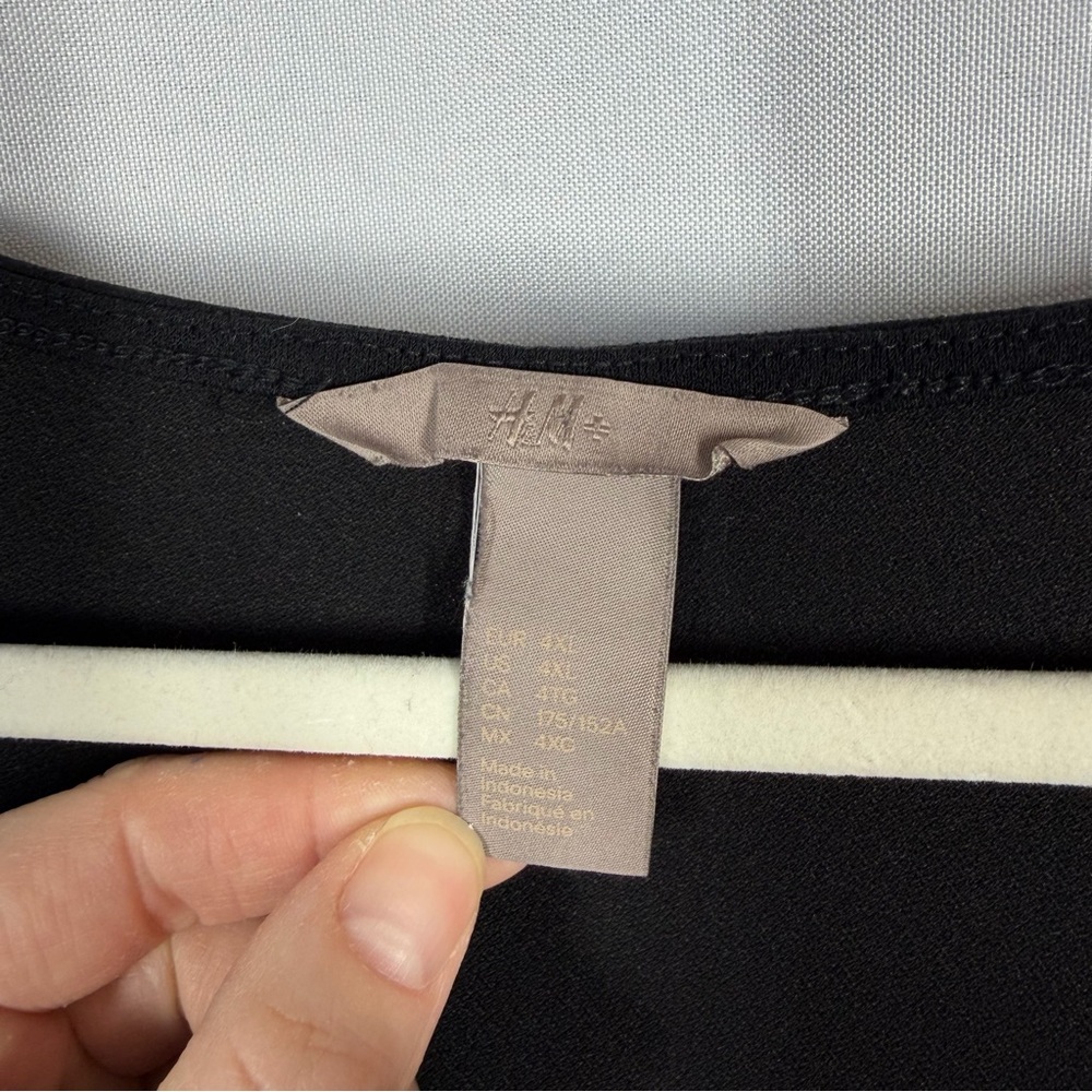 H&M | Short Sleeve V Neck Black Slits On Sides Women's Size 4X - Picture 5 of 8